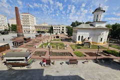 Obeliscul și Biserica "Sfântul Ioan Botezatorul" din Piata Unirii
