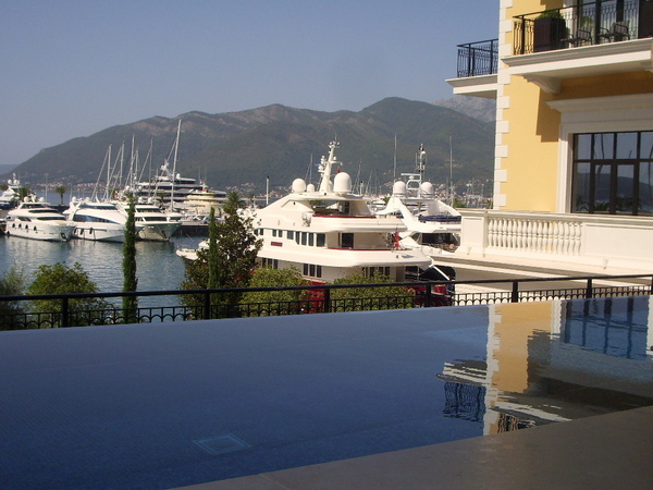 Intre cer, mare si piscina la Hotel Regent Porto Montenegro