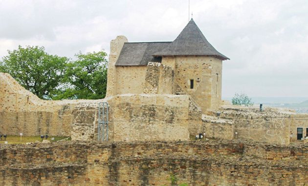 2. Perlele turistice ale României prin ochii a doi studenți bulgari de turism: Castelul Medieval Suceava